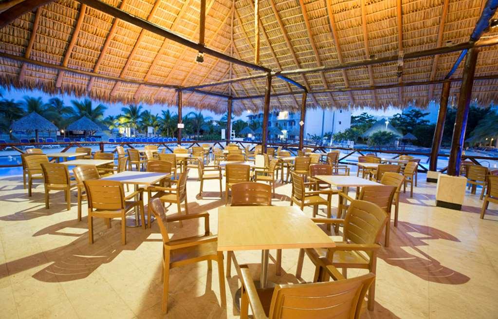 Playa Blanca Beach Resort المطعم الصورة